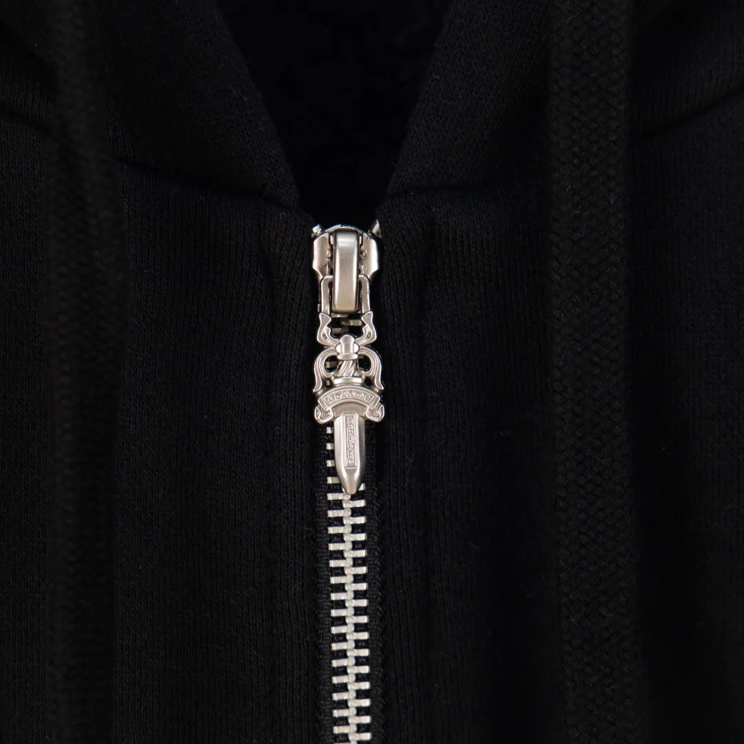 P310 zp version [exclusive supply] Chrome Hearts/Chrome Hearts Tokyo limited horseshoe Sanskrit printed zipper sweatshirt cardigan jacket. High weight, high density and high quality. The wool is soft, delicate and skin-friendly. Soft and silky to the touch. Excellent warmth and skin-friendly properties. Custom-woven and dyed. No color difference in either fabric or workmanship details. Comparing with the ordinary version on the market. Hardware zipper accessories are all customized. Full of details. Color: Black Size: S M L XL No.: FW10945